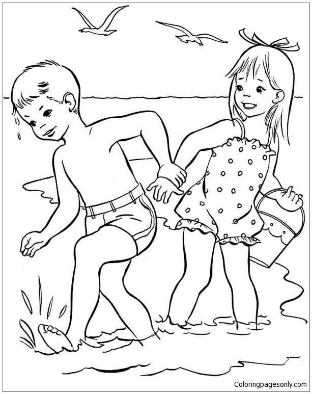 Ein Junge und ein Mädchen spielen Beach Wave vom Strand aus