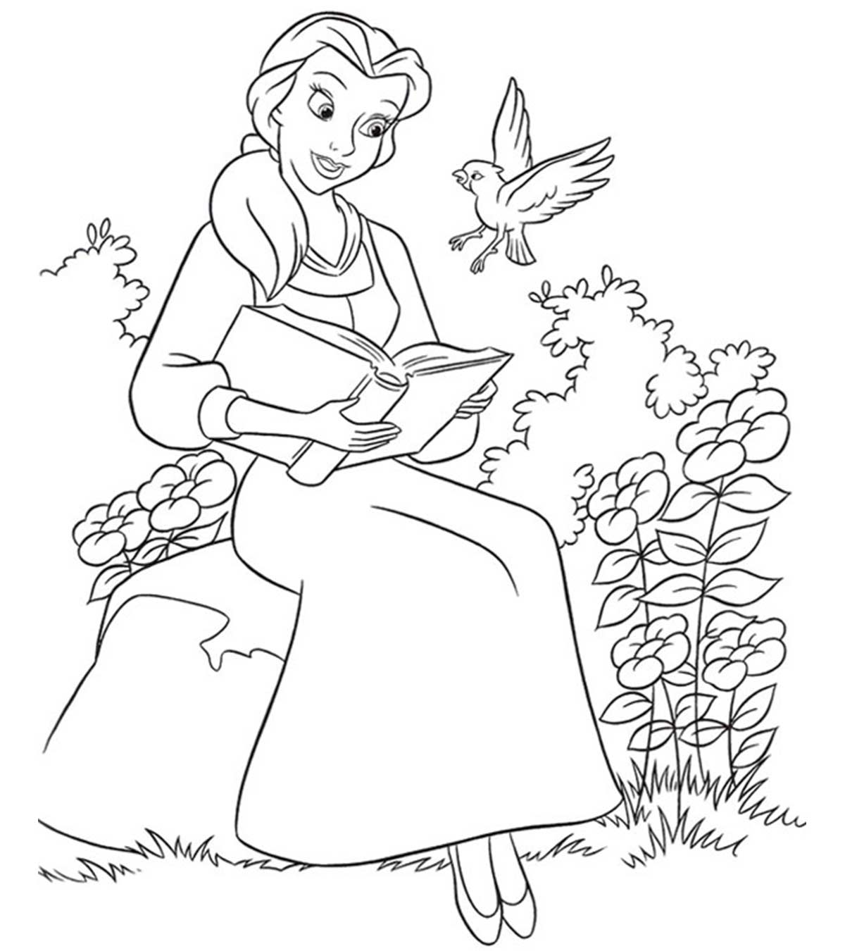 Belle liest ein Buch aus „Die Schöne und das Biest“.