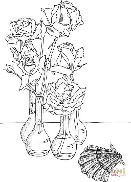 Rosas em vasos perto da concha de Rosas
