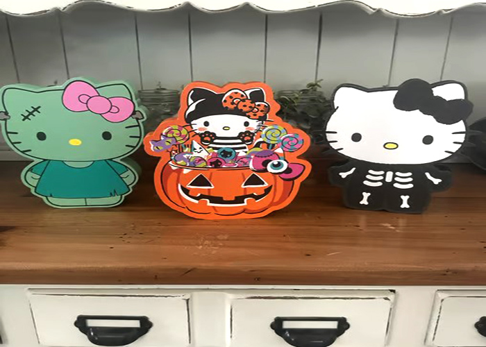 Making A Halloween Hello Kitty Standee